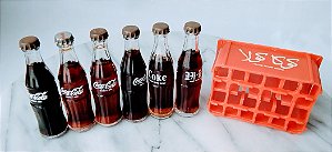 Anos 80 engradado com 6 Mini garrafas Coca cola