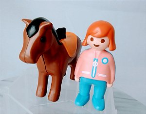 Playmobil 123, cavalo marrom e boneca de blusa rosaa