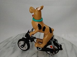 Scooby-Doo de borracha , 11 cm de altura, na bicicleta BMX incompleta, Hanna Barbera 1996
