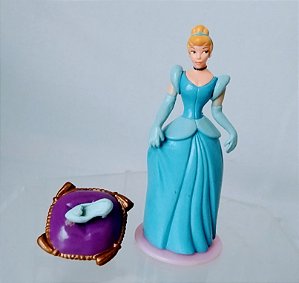 Miniatura Disney princesa Cinderela estática  (7 cm) com sapato de vidro sobre um almofada