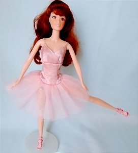 Boneca tipo Barbie, Lillie vestida de bailarina, da Brinq+, isada