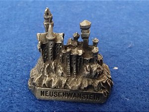 Souvenir miniatura de metal (possível estanho) do castelo Neuschwanstein, 3 cm