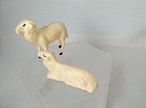 Anos 50 miniatura em celuloide de carneiros brancos , 7 cm comprimento, provável origem Japão, usados