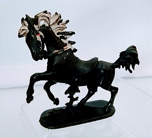 Anos 80 , cavalo medieval de plástico Jean Hoefler - Alemanha, 8 cm.comprimento ,7 cm de altura