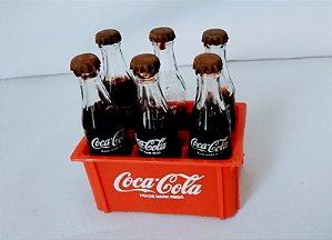 Mini garrafas coca cola no engradado, anos 80