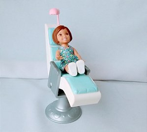 Boneca tamanho kelly, paciente da Barbie Dentista, na cadeira que tem ruido, usadas
