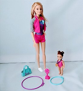 Barbie treinadora de ginastica com uma aluna, incompleta