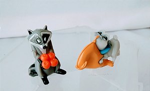 Miniatura Disney coleção  Nestlé guaxinim Meko e Pug Percy do Pocahontas, 3 cm