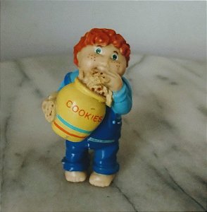 De 1984 , miniatura de vinil menino Cabbage Patch Kids CPK  (OAA) comendo cookie do pote amarelo , 6 cm
