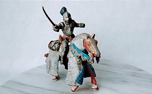 Miniatura de vinil Papo 2000 e 2007 de guerreiro medieval topo azul 10 cm e cavalo 14 cm comprimento