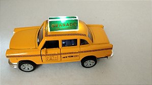 Miniatura de metal taxi New York city com fricção e luz, propaganda de Granado , 11cm, usado