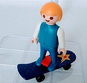 Playmobil, boneco criança.no skateboard usado