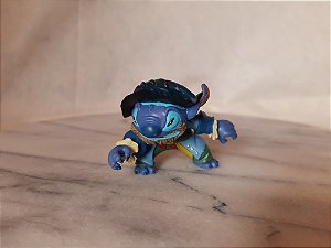 Miniatura de vinil estática usada de Stitch (desenho Lilo e Stich) como pirata do Piratas do Caribe 5cm