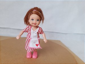 Boneca usada Kelly enfermeira uniforme candy striped faltando o adereço na cabeça -Mattel 10cm