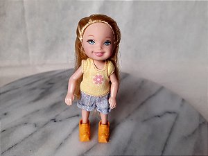 Boneca amiga da Kelly  crescida, irmã da Barbie , de sapatos laranja   Mattel 2006 - 11cm de altura