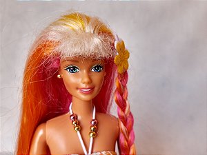 Boneca hula Barbie usada, top do biquíni e adereços de flor