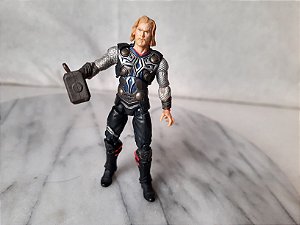 Figura de ação articulada do Thor Marvel universe  Hasbro 19 cm faltando a capa, usada