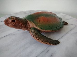 Miniatura de vinil sólido estática de tartaruga cabeçuda verde com cor de tijolo (loggerhead turtle)  , marca TM de 1994 18cm de comprimento