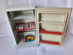 Brinquedo anos 80, geladeira de lata Banesa, usada