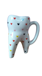 Caneca Dente Molar Coraçõezinhos Coloridos