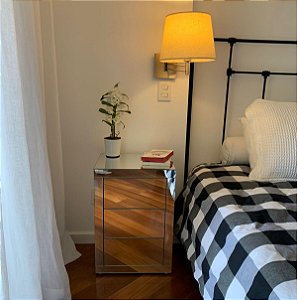 MESA DE CABECEIRA ESPELHADA/ 3 GAVETAS COM TOUCH ( C= 45CM X L=35CM X A=65CM )