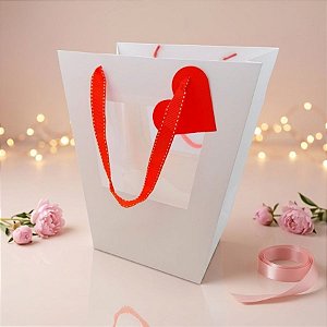 Sacola de Papel com visor duplo de PVC - Branca com Alça Vermelha e Tag de Coração - 26x15,5x15,5cm - 1 unidade - Rizzo
