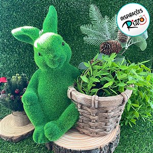 Coelho Decorativo de Grama Sentado Segurando Cesto - Cor Verde e Marrom - 33cm  - 1 unidade - Cromus - Rizzo