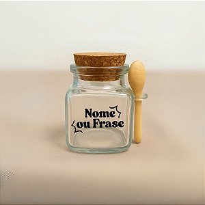Mini Pote de Vidro Quadrado com Tampa de Rolha e Colherzinha de Madeira Personalizada com Nome ou Frase em Preto – 5x7x6