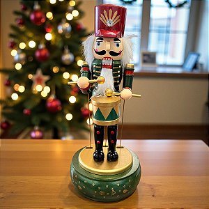 Soldado Quebra Nozes de Madeira c/ Bateria - Verde e Vermelho - Som e Movimento - 32cm - 1 unidade - Rizzo