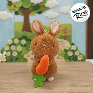 Coelho de Pelúcia Marrom Segurando Cenoura - 27x11cm - 1 unidade - Rizzo