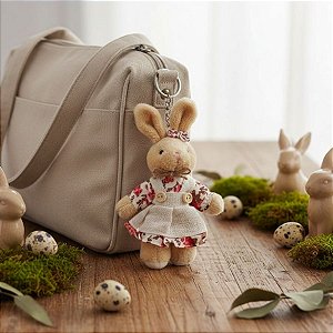 Chaveiro Coelho de Pelúcia Bege de Vestido - Rosas - 14x7x3cm - 1 unidade - Rizzo