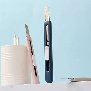 Estilete Linfini com Lâmina 9mm de Aço SK5 - Azul - 1 unidade - Deli - Rizzo