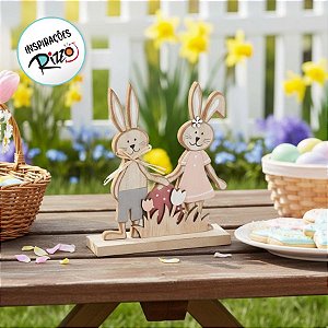 Casal de Coelhos em Madeira Natural Roupa Azul Poá Listras - 20x10x5cm - Cromus Páscoa