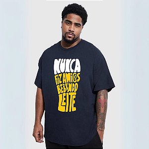 T-SHIRT  PRETA NUNCA FIZ AMIGOS BEBENDO LEITE