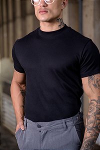 CAMISETA GOLA MÉDIA PRETA