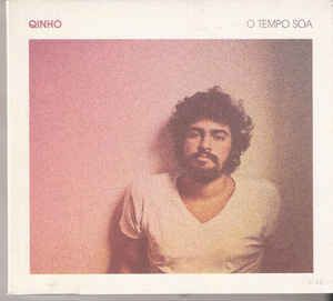 CD - Qinho ‎– O Tempo Soa (Digipack) - Novo (Lacrado)