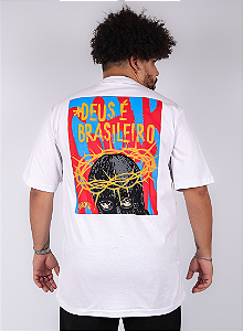 Camiseta Chronic Plus Size - Deus é Brasileiro - Branco