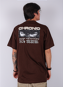 Camiseta Chronic - O Mundo é Cruel Mas Nóis é Cria - Marrom