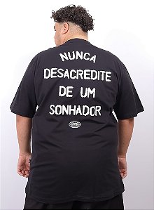 Camiseta Chronic Plus Size - Nunca Desacredite de um Sonhador - Preto