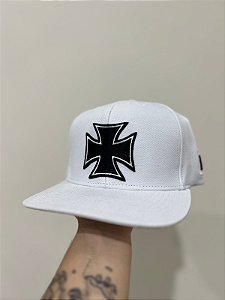 Boné Cruz de Malta - Aba reta branco