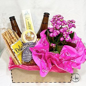 Cesta gourmet com cerveja artesanal e flores