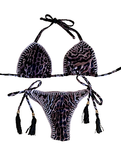 Biquíni cortininha animal print com detalhes em crochê