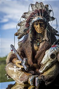 Xamã Indígena em Resina