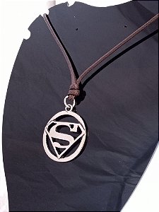 Colar Cordão com Nó Regulável - Logo Superman