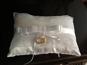 almofada para alianças em seda com strass