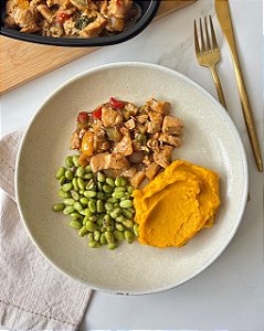 FRANGO XADREZ, PURÊ DE MORANGA E EDAMAME - 300g