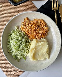 FRANGO DESFIADO, ARROZ COM BRÓCOLIS E PURÊ DE BATATA INGLESA - 300g