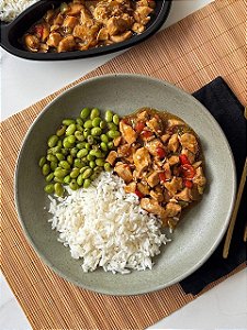 FRANGO XADREZ, ARROZ BRANCO E EDAMAME - 300g