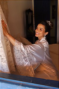 Robe de noiva em cetim de seda com aplicações em renda
