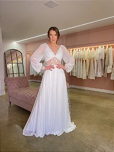 Vestido de noiva em crepe de seda, manga longa e detalhes com renda